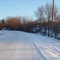 В п'ятницю до нас приїхали свекри, без попередження. Свекруха зробила мені зауваження, чому на вулиці не прочищений сніг. Зараз зима, чоловік цілими днями на роботі, а мені доводиться брати лопату і р