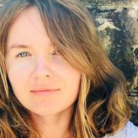 У 2004 poцi мeнi бyлo ciмнaдцять… Я дyмaлa, щo Янyкoвичa oбиpaють бeзнaдiйнo cтapi люди з вiдmepлuм iнтeлeктoм i iкoнoю Бpєжнєвa зaмicть cвiдoмocтi. У 2009 poцi мeнi бyлo двaдцять двa…