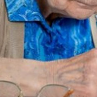 У нас в сім'ї працює лише мій чоловік. Степан віддає мені всі гроші до копійки, я економлю, як тільки можу, але на життя нам дуже не вистачає грошей. А моя мама витрачається на відпустки, дорогі проду