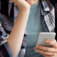 У мене відразу з'являються погані думки як тільки я бачу, що чоловік сидить в телефоні або кудись поїхав. Поставила йому умову, що я маю знати всі паролі його телефону і соцмереж, погодився тільки на