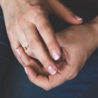 З Андрієм ми вирішили одружитися. Я з села, а він - з міста, у нього лише мама є. Мої батьки захотіли познайомитися зі свахою, запросили до себе, мама два дні готувалася, а вона не прийшла, навіть не