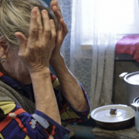 Пенсіонерка розплакалася в прямому ефірі через закриття каналів Медведчука (відео)