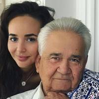 Я дуже любила свого дідуся, шкода, що він покинув мене. Та в його честь я назвала свого синочка