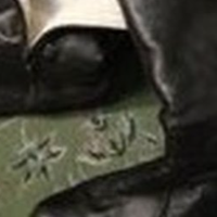 На днях насипало багато снігу, а до нас в гості якраз прийшла свекруха. Мати Анатолія тихенько зайшла, ніяково роззулася і попрямувала до онуків. В коридорі залишилися мокрі сліди від її ніг.