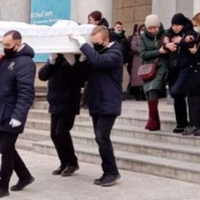 Гори червоних троянд і море сліз..Батько не витримав: У Запоріжжі попрощалися з лікаркою, яка героїчно загинула в пожежі. Фото