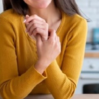 Марина встає о шостій ранку, готує сніданок, гуляє з собакою, будить дітей і чоловіка. Всіх збирає, одягає, відправляє кого куди. При цьому її мама щодня нагадує їй, що сидіти вдома для жінки неприпус