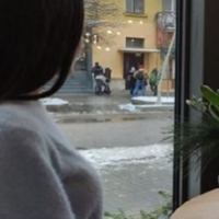 Думка про те, що моя мама сама живе в трикімнатній квартирі, а ми з чоловіком тіснимося в однокімнатній, не дає спокою батькам мого чоловіка. Вони вирішили, що нам треба обмінятися житлом. А чоловік в