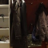 Наталя поверталася додому з роботи пізно. Забігла до супермаркету, купила продукти і поспішила додому. А в квартирі на дивані її чекав чоловік. Петро підвівся, почувши, що прийшла дружина, поклав пуль