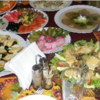 Наближалося 8 березня. В цей день у моєї свекрухи день народження. Олена Петрівна завжди запрошує нас до себе, і в той раз теж запросила. Ми з чоловіком вибрали їй гарну сукню у подарунок і збиралися