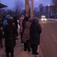 Якось я поверталася з роботи, було вже темно. Я стояла на трамвайній зупинці і побачила, як поряд припаркувався автомобіль чоловіка Марини. Марину я знаю багато років, ми з нею подруги.