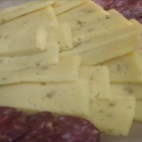 Вадим любив лише дорогу ковбасу і дорогий сир, тому значна частина зарплати Ольги йшла на продукти. Тепер вона вже не могла відкладати гроші на квартиру, як колись, а Вадим чомусь не поспішав робити ї