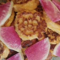 – Уявляєш, я була впевнена, що у матері пенсія – тисяча гривень! – каже Варвара. – З подругою ще через це посварилася. Вона мені каже – немає таких пенсій, мовляв! Я їй – ну як же немає? Ось у мами мо