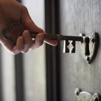 Повернулися з відпочинку, а ключі забрати назад посоромилися. Матір продовжила ними користуватися. Інколи вона приходила без попередження і відкривала самостійно двері, а деколи все ж телефонувала нап