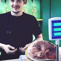 Відео. Слідкуйте за руками! М’ясник розповів, як Вас можуть обдурити на електронних вагах