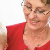 Мама чоловіка прийшла на день народження дітей і подарувала їм нерівноцінні подарунки, старшому – сорочку, а молодшому – планшет. І мій семирічний син ніяк не може второпати, чому він «чужий», тоді як