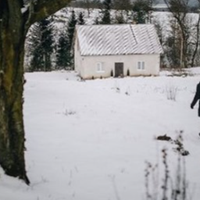 А весь час Галина, поки працювала продавцем в магазині, мріяла поїхати в Італію, де вже багато років заробляла її кума, Світлана. Світлани не було вдома місяцями, а потім вона поверталася в дорогих шу