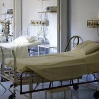 Відтоді, як я потрапила в лікарню, минуло три дні, чоловік навідав мене всього один раз, сказав, що можемо спокійно поговорити по телефоні, оскільки у нього зараз багато роботи та ще й гараж потрібно