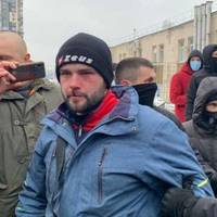 “Платили 10 000 грн в місяць. Завдання різні ставили: “Нацкорпус” зловив і допитав куратора тітушок біля бази “ОПЗЖ”: він розповів про оплату і завдання в Києві..