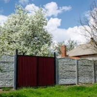 Коли ми з Андрієм одружилися, він забрав мене жити до себе в село. Батьків у нього давно вже немає. Вони живуть з сестрою у батьківській хатині. Хата має два входи.