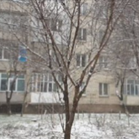 Свати живуть у трикімнатній квартирі, в той час як наші діти з внуками – четверо в однокімнатній тісняться. Я кажу зятю, мовляв, нехай твої батьки вам теж допомагають, або нехай сам їде на заробітки.