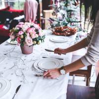 Володя встав, щоб оголосити всім, що скоро у нього буде весілля. Батьки одразу почали вітати, але не розуміли, де ж невістка.