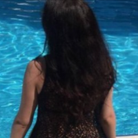 У мене є сестра Оленка. Мені батьки відмовилися платити за навчання, а Оленку вчили на платній формі, Оленці зробили весілля і купили квартиру. А мені – зовсім нічого. Я пішла з дому, зняла кімнатку у