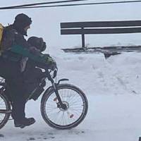 «Мозок відсутній»? У Мережі активно обговорюють фото чоловіка на велосипеді з рюкзаком і дитиною на рамі