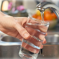 Чому так важливо пити воду вранці натщесерце, та як саме це вплине на ваше здоров’я.