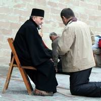 Арсен залишив дівчину з дитиною в животі, а прийшли роки не мав дітей і з дружиною став чужий. Прийшовши на сповідь до отця, дуже жалів про те, що накоїв