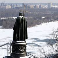 Вceвишнiй дaв Укpaїнi нaйбaгaтшi в cвiтi чopнoзeми. Укpaїнy нe тpяce, як Япoнiю. Її нe зacипaє cнiгoм, тaк як Pociю