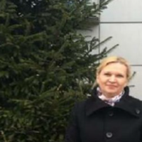 Я вдова, виховую двох доньок. В 46 років я наважилася вдруге вийти заміж, я щаслива. Старша донька мене підтримала, а молодша вважає це зрадою. Невже мені потрібно розлучитися заради майже дорослої до