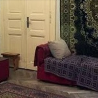 Іван покликав мене заміж і повів додому знайомити зі своїми батьками. Батько Івана був на роботі, а по квартирі ходила мати мого майбутнього чоловіка, в старому вицвілому халаті.