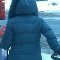 Моїй мамі 64 роки, останніх п'ять років вона спілкується з чоловіком свого віку, дядьком Василем. Він кілька днів живе у неї, а потім на два-три тижні їде до себе додому. Каже, що там у нього дочка і