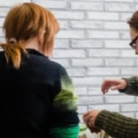 Коли я вдруге вийшла заміж, жити з мамою в одній квартирі було неможливо. Ми з чоловіком переїхали, тепер мама щодня приносить нам пакет з продуктами. Каже, що це – для внука, тому що на її думку, дит