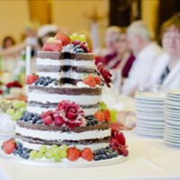 Через два тижні у мене буде весілля, Артем знайшов ресторан, вже замовлена сукня. Але мої батьки сказали, що на весілля ні копійки нам не дадуть, хоча самі прийдуть. Батьки Артема не багаті люди, запл