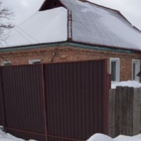 В суботу біля нашого подвір'я зупинилося шикарне авто. Вийшла сваха з сватом. Мій Микола поспішив відкрити хвіртку. Після весілля вони до нас приїхали вперше. Першим до хати зайшов сват Дмитро, тримав