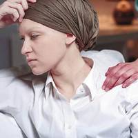 І раптом пішли до онколога. Було дуже страшно. Я сиділа на прийомі, судорожно стискаючи пальці. А старий лікар намагався пояснити мені, що ще не все безнадійно.