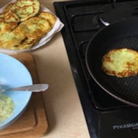 Свекруха приготувала деруни з картоплею і кабачками, хоча прекрасно знає, що вранці ми п'ємо тільки каву. В суботу о дев'ятій годині ранку вона прийшла до нас без попередження. Я ще спала, чула, що во