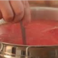 Моя мама все життя своє прожила з батьками чоловіка. Я пам'ятаю її сірі очі, втомлені ручки, вона постійно була заклопотана чимось, хоча ще й ходила на роботу. Мама всім годила, але подяки ніколи не б