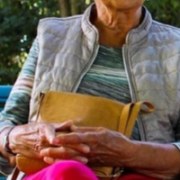 Моя свекруха нещодавно повернулася з заробітків з Італії. Прийшла до нас в гості, я накрила стіл і поскаржилася їй, що чоловік нічого не заробляє, а вона мені каже: «А ти чого на чоловіка надієшся – з