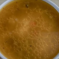 Петро повертався додому сумний. Після роботи він забіг на хвилину до мами. Вона сиділа на кухні з мискою супу, чекала поки він принесе хліб. Антоніна Василівна стала скаржитися синові, що сама вже ніч