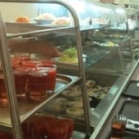 В той день Тамара забулася вдома свій обід. Вона в лоточках носить з дому їжу. Я їй кажу, що раз така справа, підемо з нами в їдальню, поїмо. У нас їдальня дуже хороша на роботі, смачна і недорога.