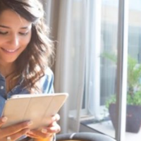 Чоловік купив собі новий телефон, а свій планшет віддав дочці. Там був месенджер, історію якого він забув видалити. Так я дізналася, що у мого чоловіка є інша жінка. А з ним розлучилася, але він прихо