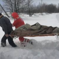 Хвору дівчину зі снігових заметів рятували всім селом: Хлопці, беріть коні, їдьте швидше, треба відкопувати рятувальників і дитину