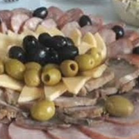 Нещодавно у сина був день народження, запросили нас до себе додому. Приїжджаємо з чоловіком і бачимо: на столі пару салатів, нарізка, криця-гриль і варена картопля. Відчуваю - щось тут не те.