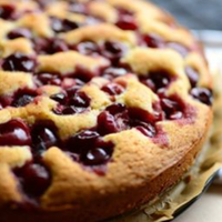 Вчора пекла пиріг. Дістала основу з духовки, виклала все, що треба, засунула пиріг назад, пішла. Через 10 хвилин приходжу, відкриваю духовку і зависаю. Пирога немає. Одна вдома!