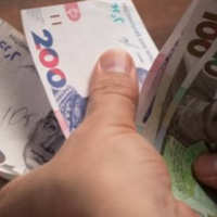 Мій брат працює на двох роботах, заробляє 25 тисяч гривень. Але його дружині це дуже мало. Віра відправляє Дмитра за кордон на заробітки, постійно говорить, що у подруги чоловік там заробляє на будівн