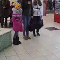 В супермаркеті Краматорська дівчинка почала співати Гімн України. І тут понеслося