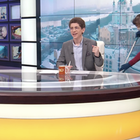 Ей жіночко у нас ефір: Українська прибиральниця стала зіркою інтернету: мила підлогу в прямому ефірі з ведучими (відео)