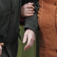 Мені 60 років, чоловік старший за мене, живемо ми в місті. В селі залишився тато, якому вже 82. Сам він не може нічого зробити, потрібний вже догляд за ним. Взяти до себе я не можу батька і в селі жит